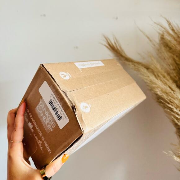 NEW YANKEE CANDLE Large Clear Glass Jar Lid Vessel Vanilla Cupcake White Wax - Picture 9 of 11